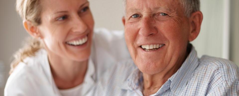 Lächelnde Frau und Mann